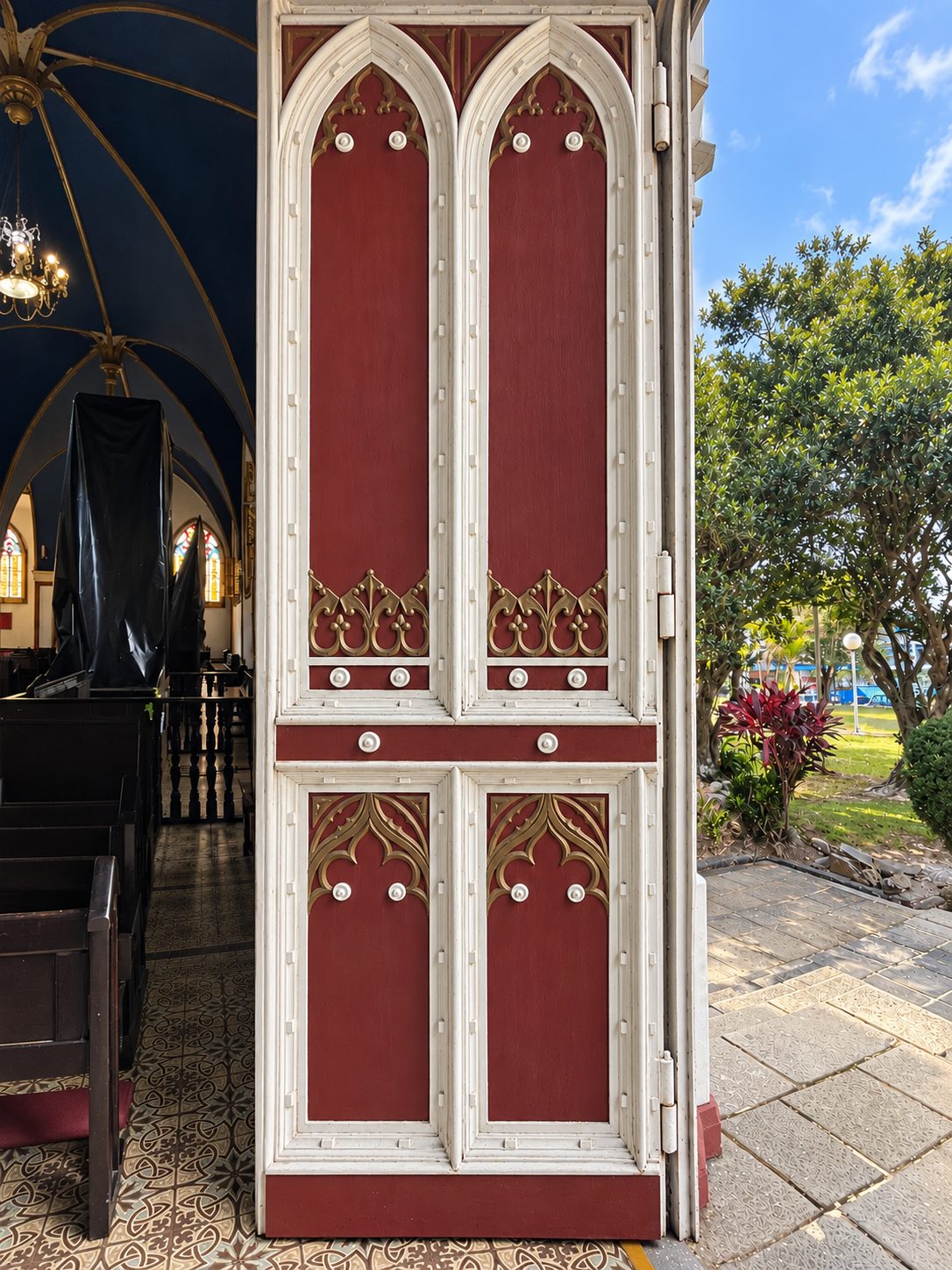 Un'alta porta di chiesa dipinta a Grecia, Costa Rica