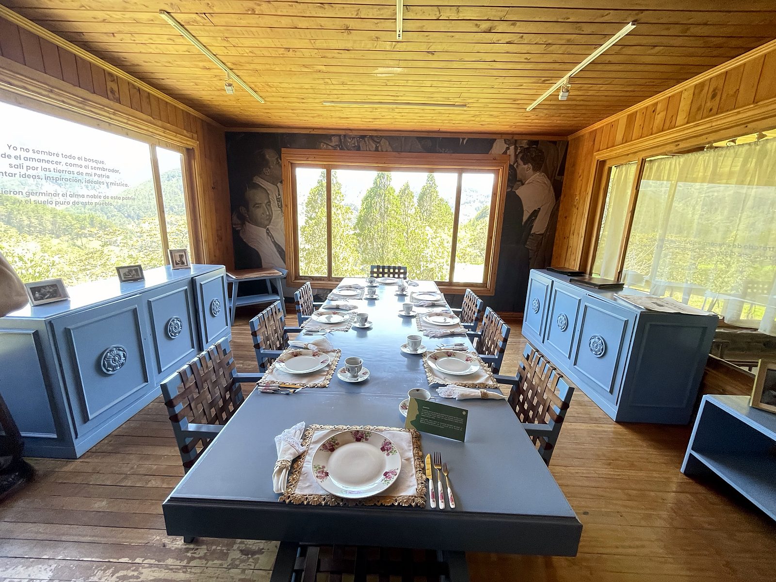 A mesa comprida da sala de jantar na Finca La Lucha
