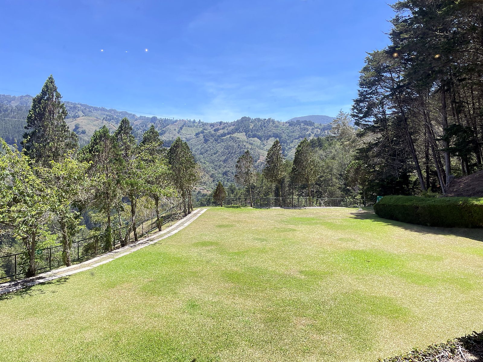 O jardim da Finca La Lucha com as montanhas atrás