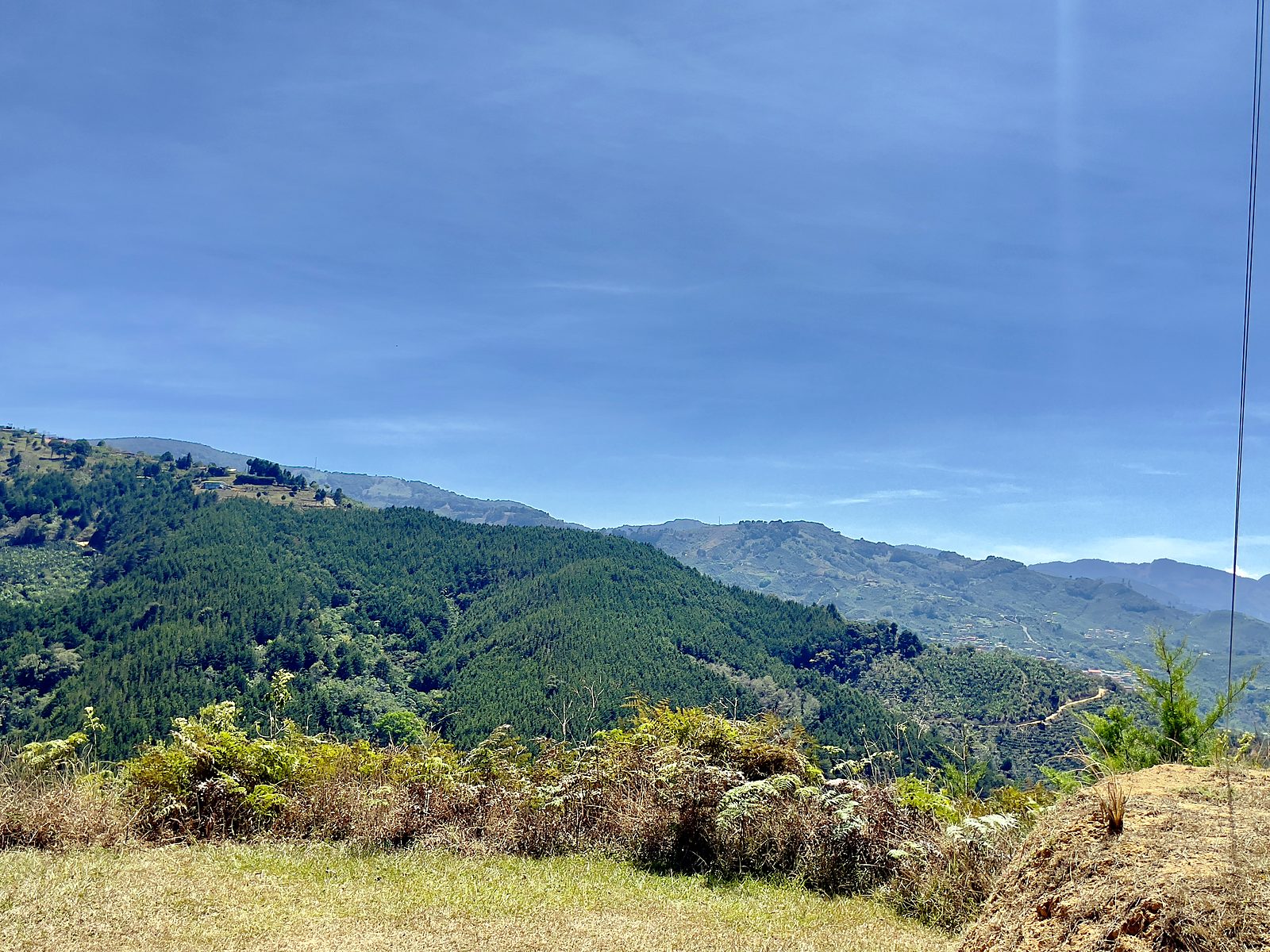 Montanhas verdes vistas da Finca La Lucha