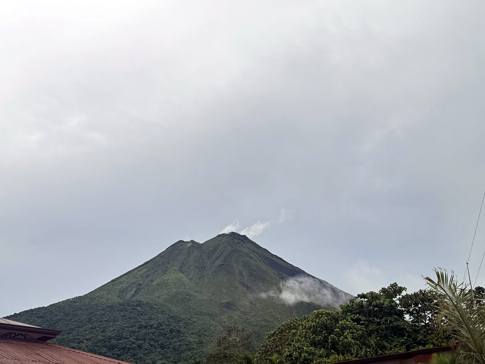 O Vulcão Arenal sobre a floresta verde