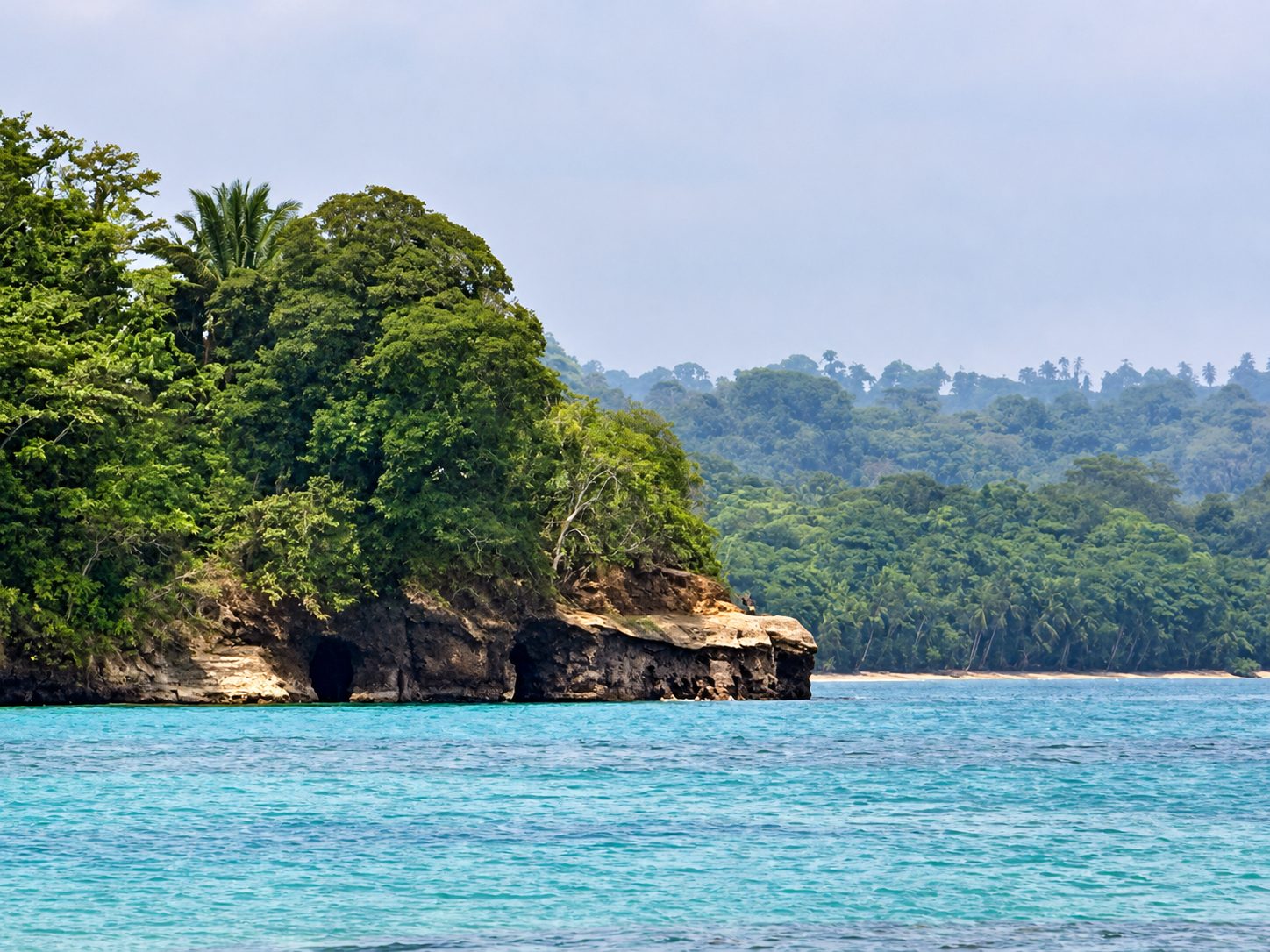 Água turquesa e costa verde do lado caribenho da Costa Rica