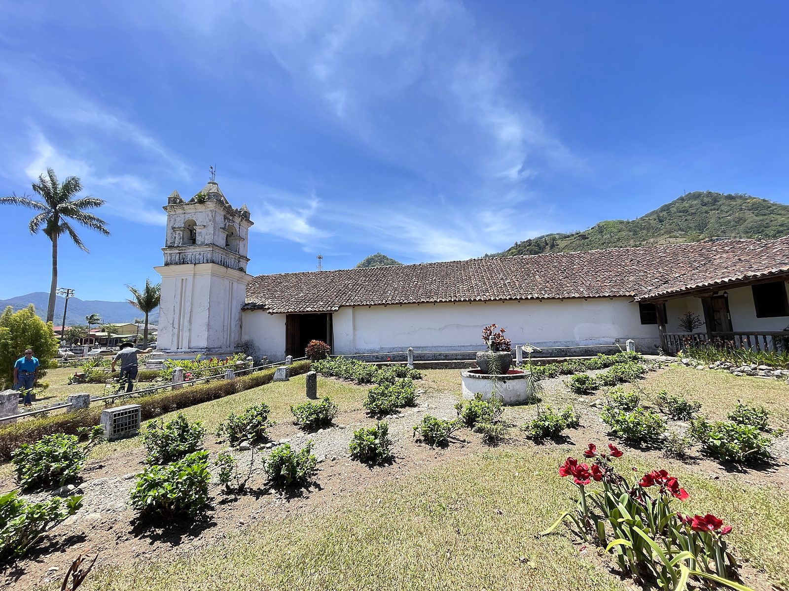 A antiga igreja branca de Orosi com seu jardim
