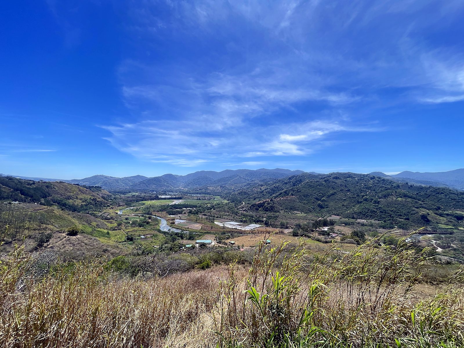 O vale verde de Orosi sob um céu azul