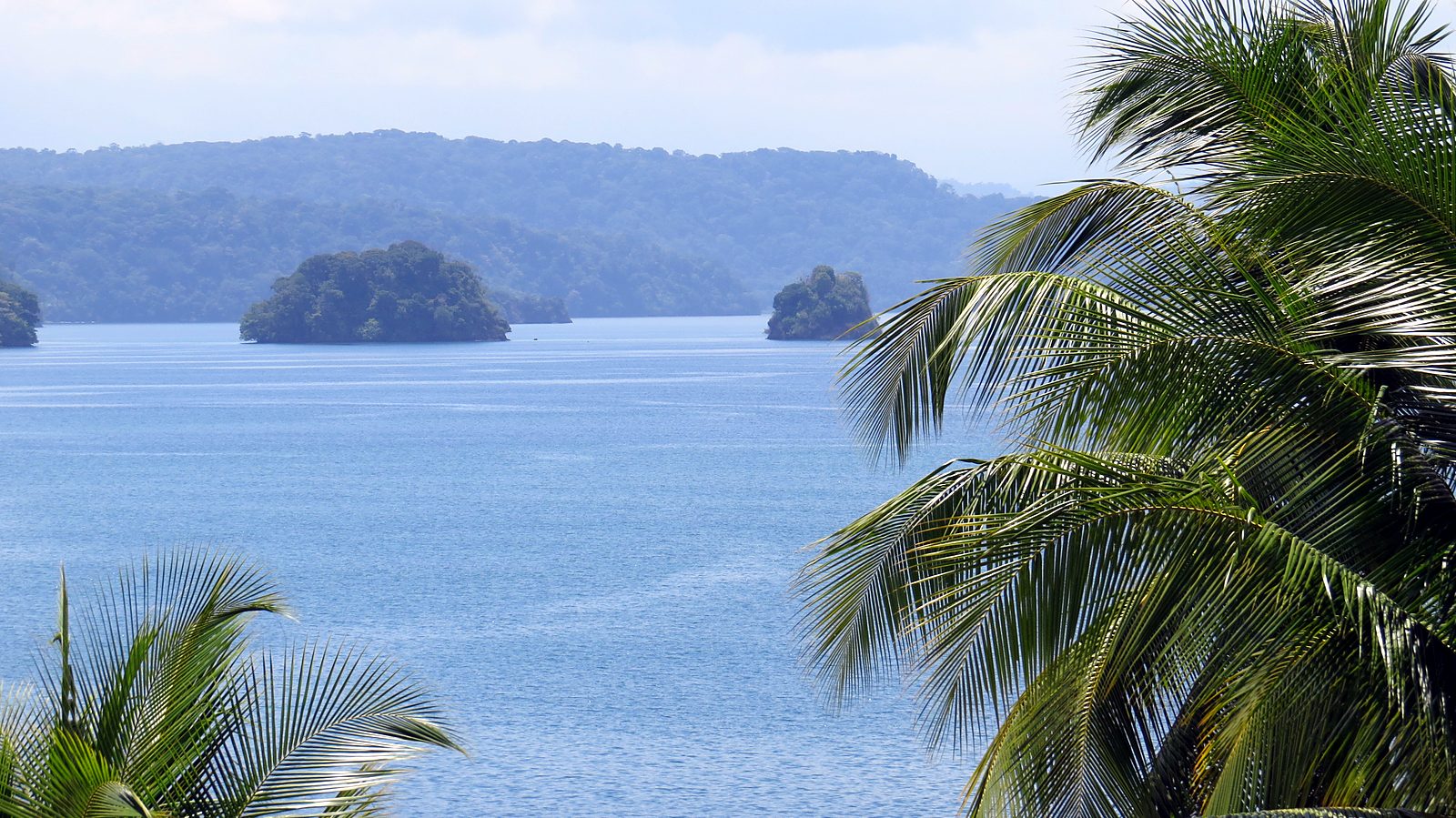 Pequenas ilhas no Golfo Dulce vistas de Rincón de Osa