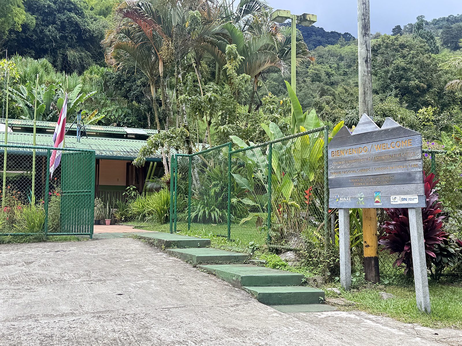 A placa de boas-vindas e o posto dos guarda-parques na entrada do Parque Nacional Chirripó