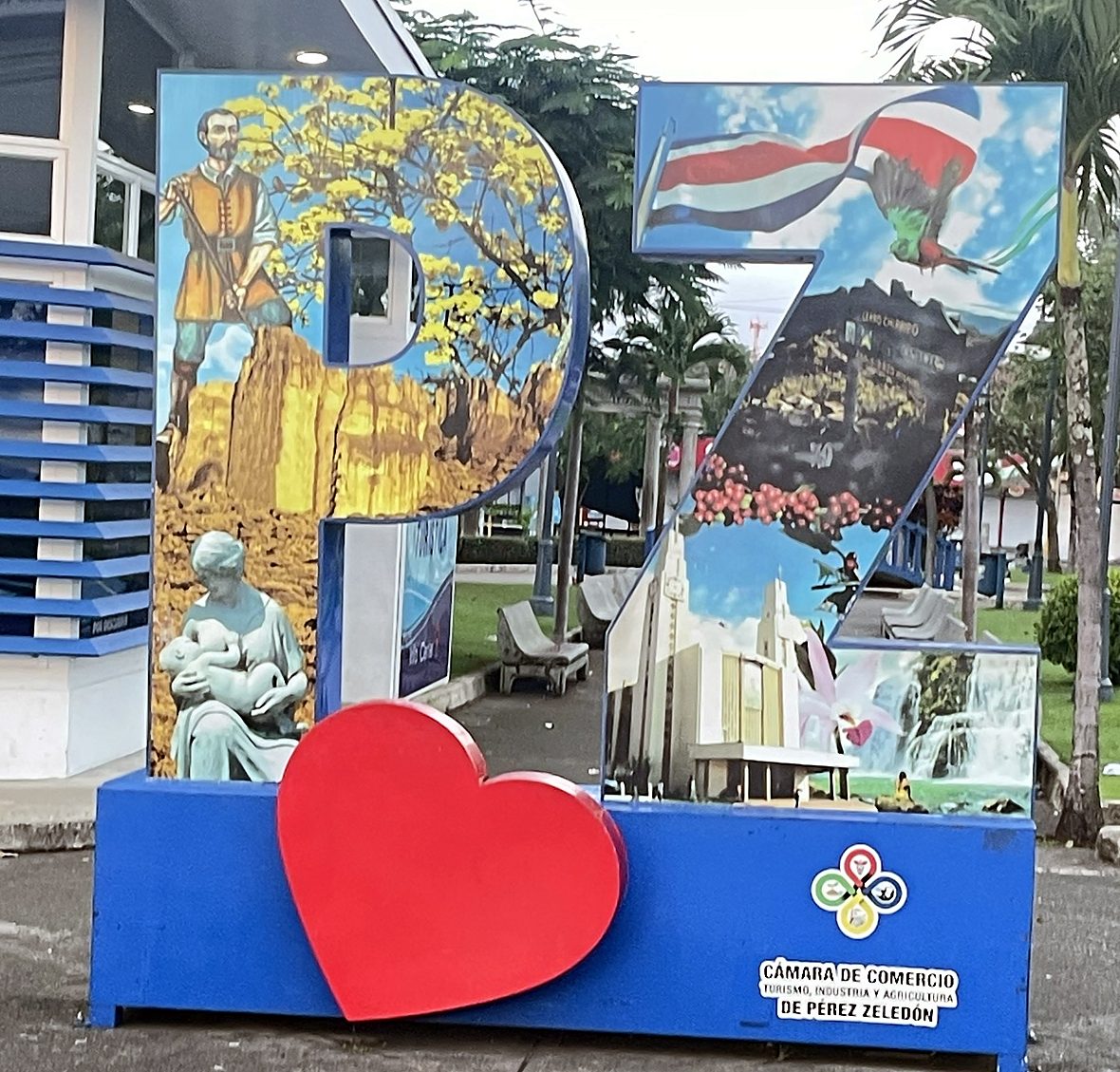 As letras PZ coloridas com um coração vermelho no parque de San Isidro, Pérez Zeledón