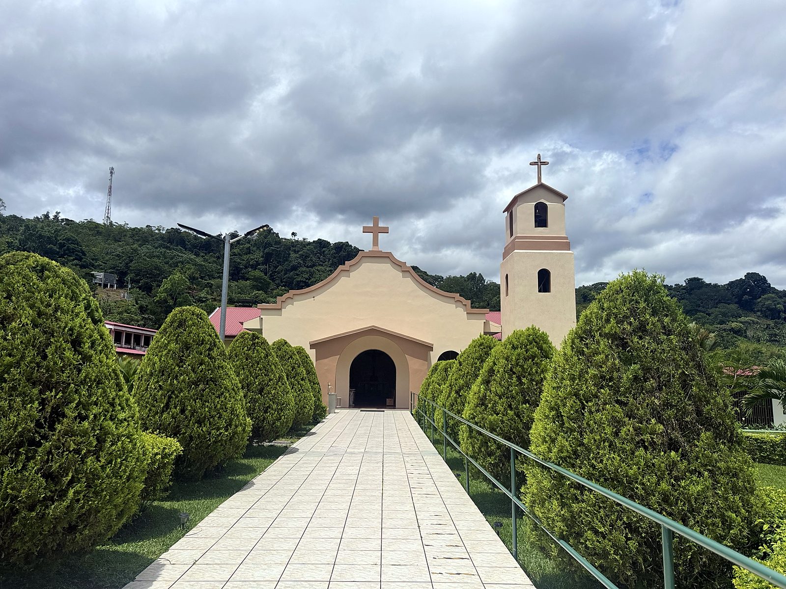 A igreja de Morazán em Pérez Zeledón, com colinas verdes atrás