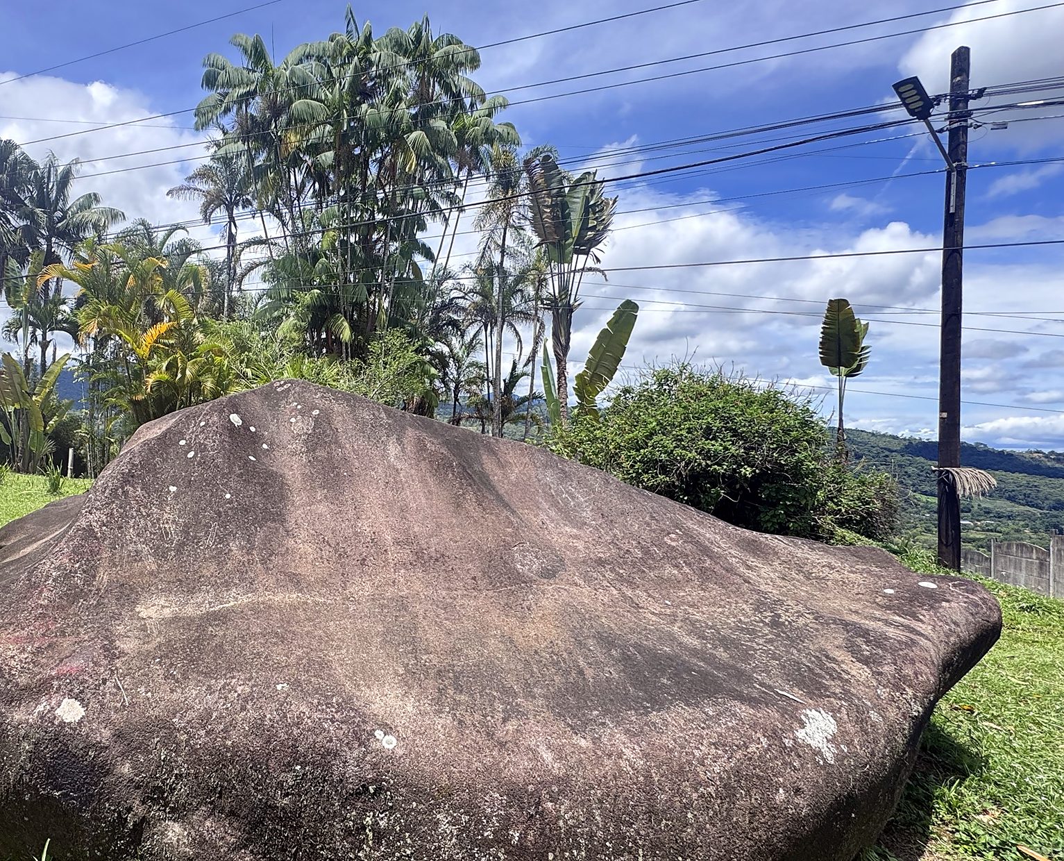 La Piedra del Indio em Pérez Zeledón, com as montanhas atrás