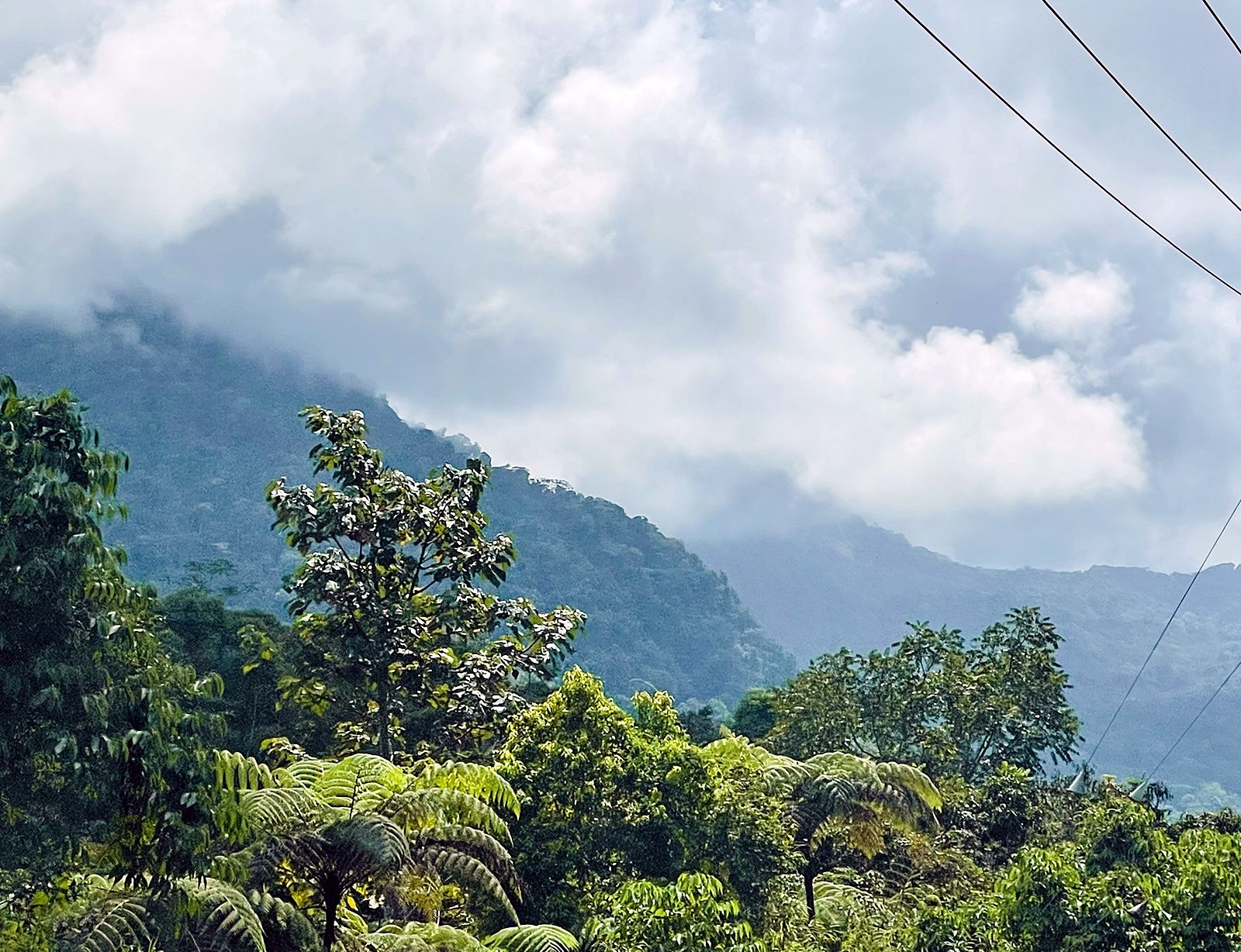 Nuvens sobre as montanhas verdes de Talamanca em Pérez Zeledón