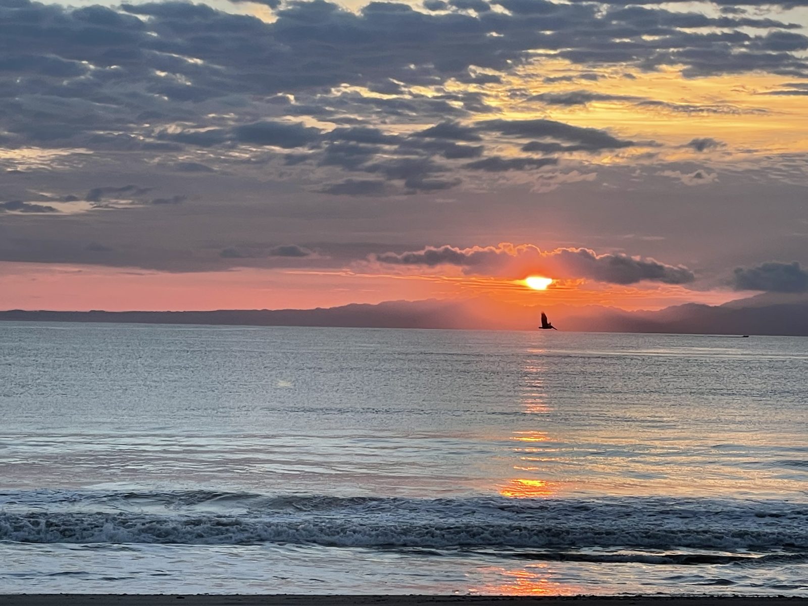 Nascer do sol sobre a água no Pacífico Sul da Costa Rica