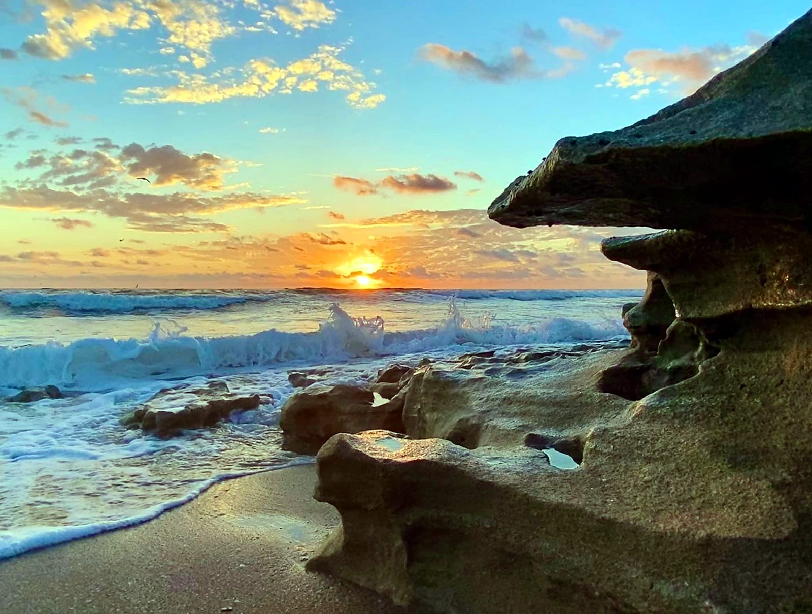 Ondas nas pedras ao nascer do sol na Treasure Coast