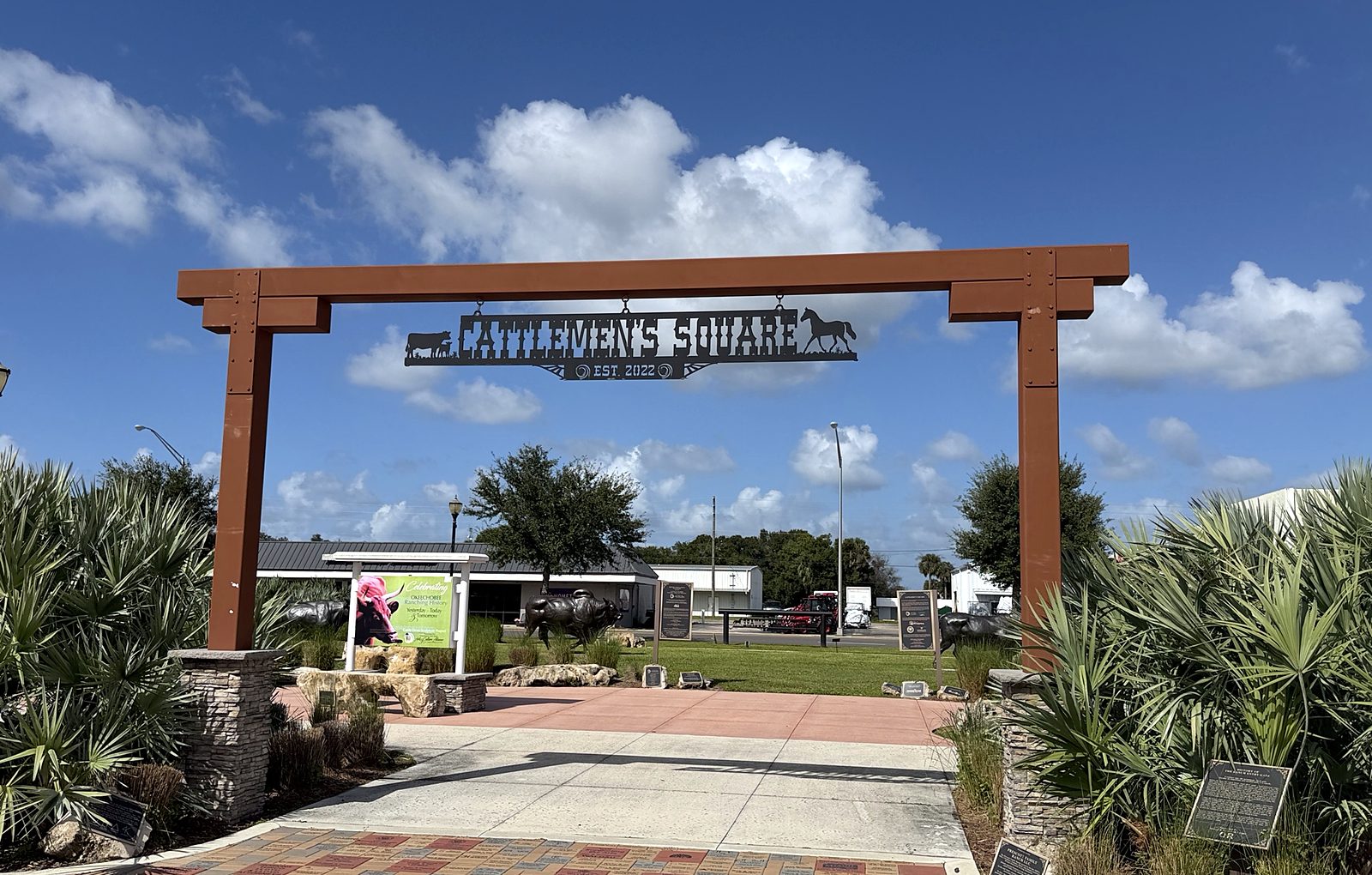 L'insegna di Cattlemen's Square nel centro di Okeechobee