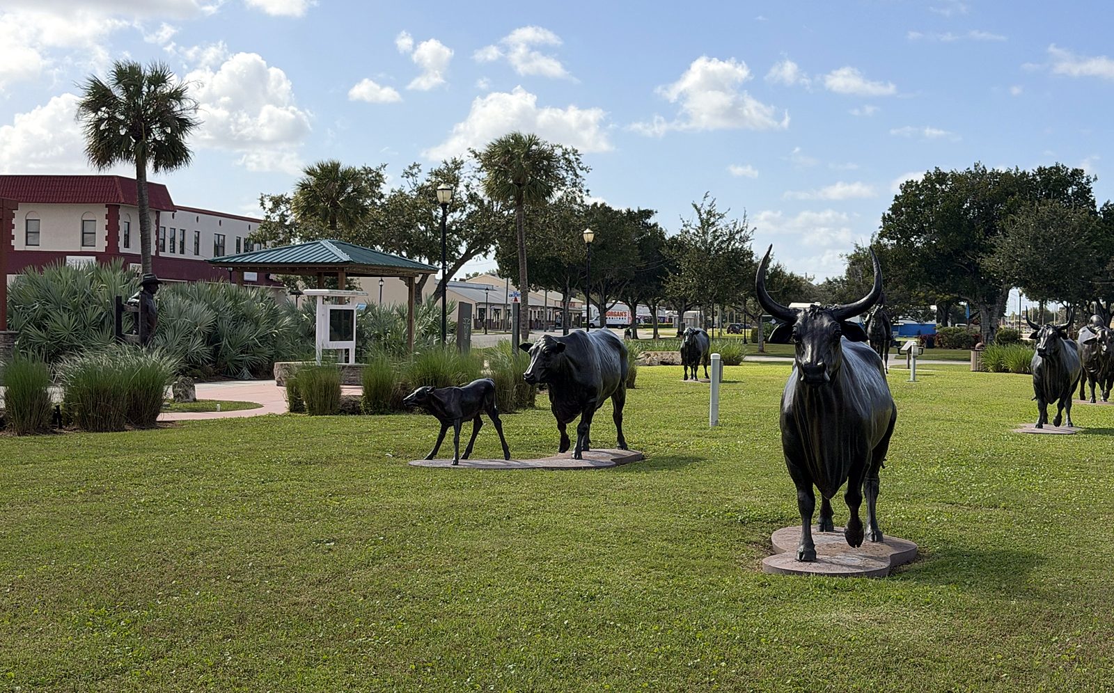 Estátuas de gado em bronze na Cattlemen's Square em Okeechobee