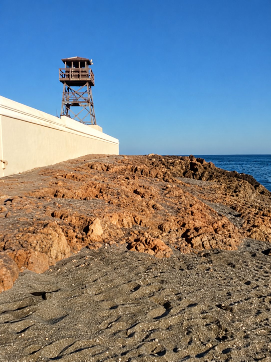 Una torretta di avvistamento sugli scogli in riva al mare a Stuart, Florida