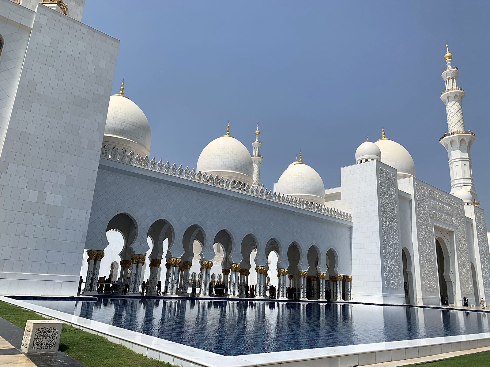 La Grande Moschea Sheikh Zayed ad Abu Dhabi, con cupole bianche e una vasca riflettente