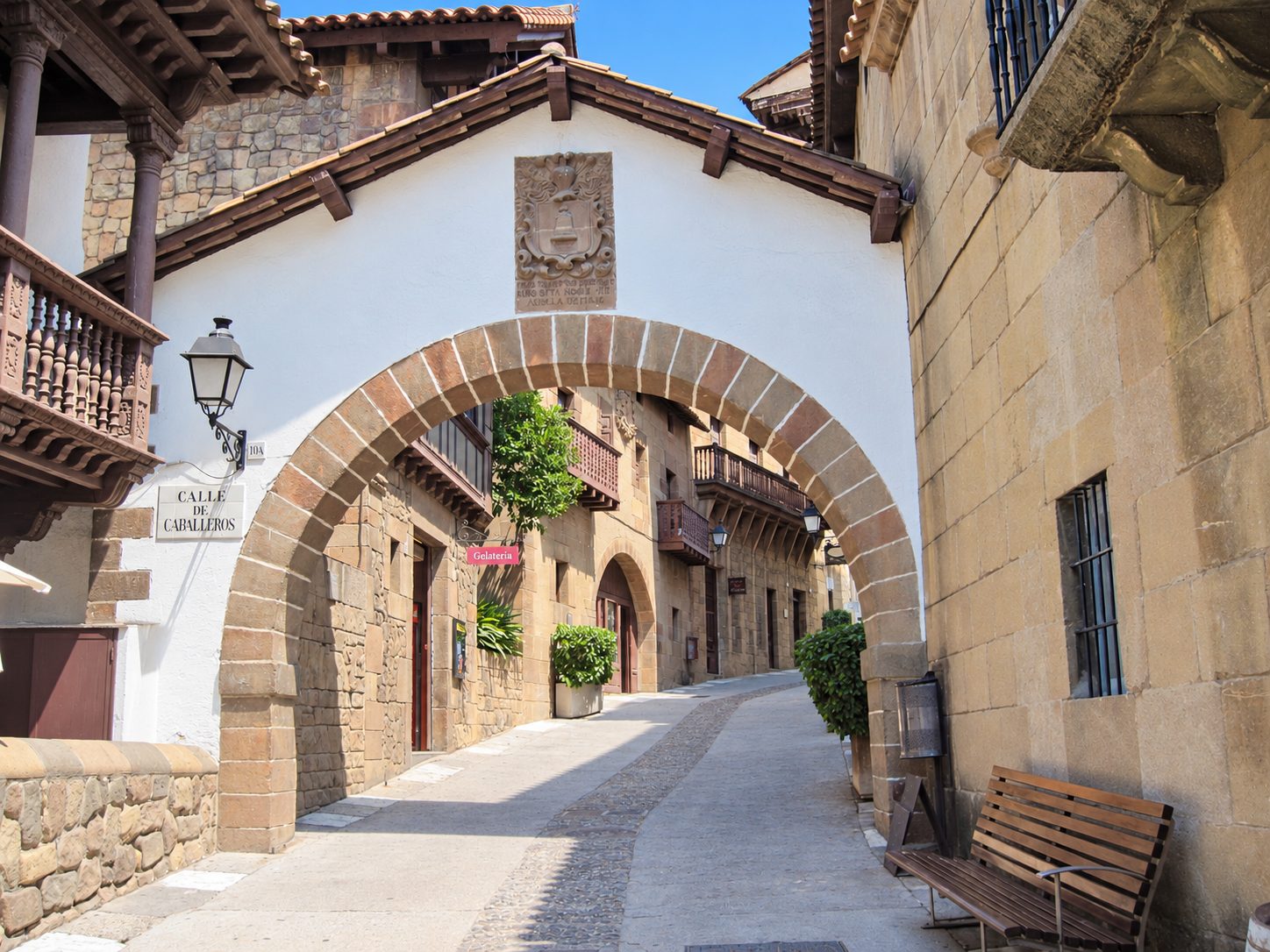 Un antico arco in pietra su una strada tranquilla a Barcellona