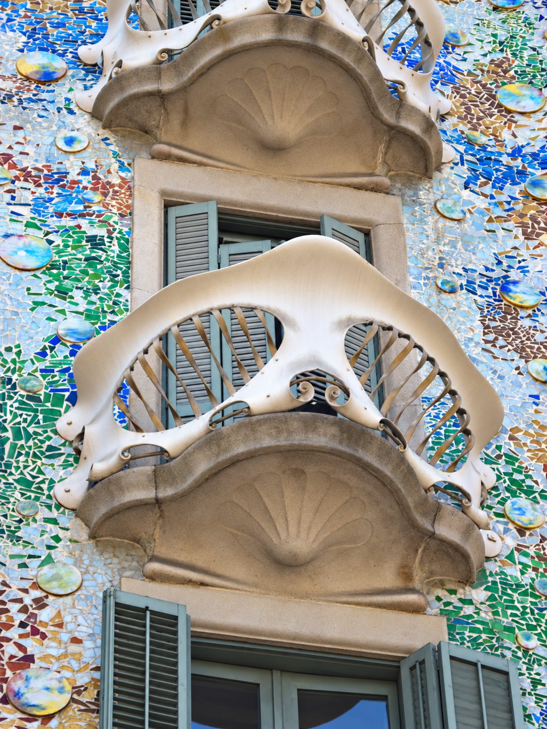 Un balcone di Casa Batlló con piastrelle colorate