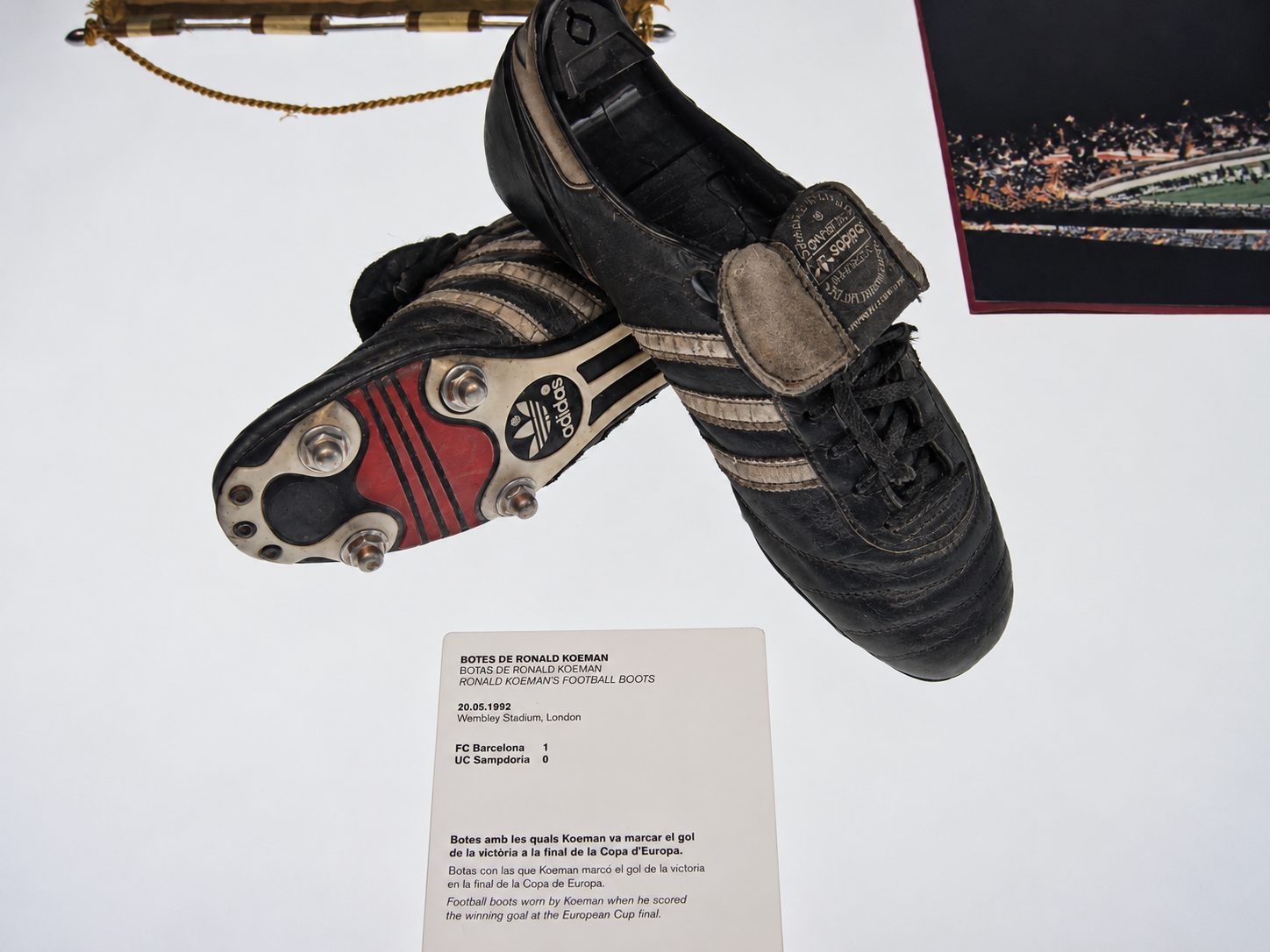 Gli scarpini di Ronald Koeman al museo dell'FC Barcelona
