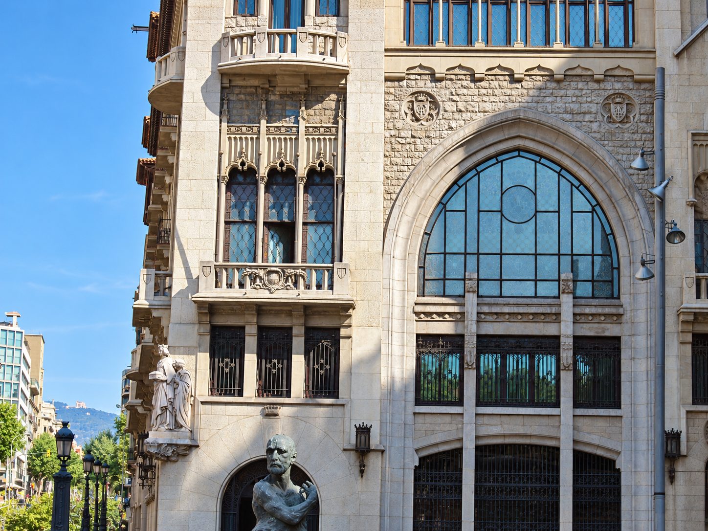 Un'antica facciata scolpita a Barcellona