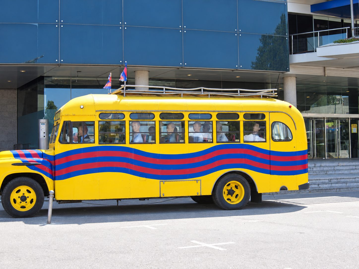 Un vecchio autobus giallo dell'FC Barcelona