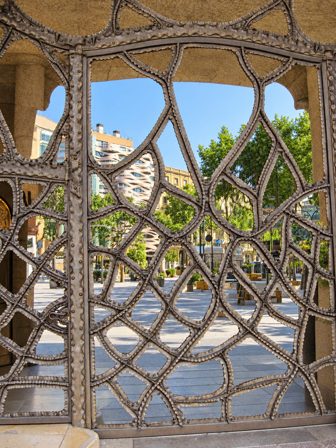 Un cancello in ferro a Casa Milà