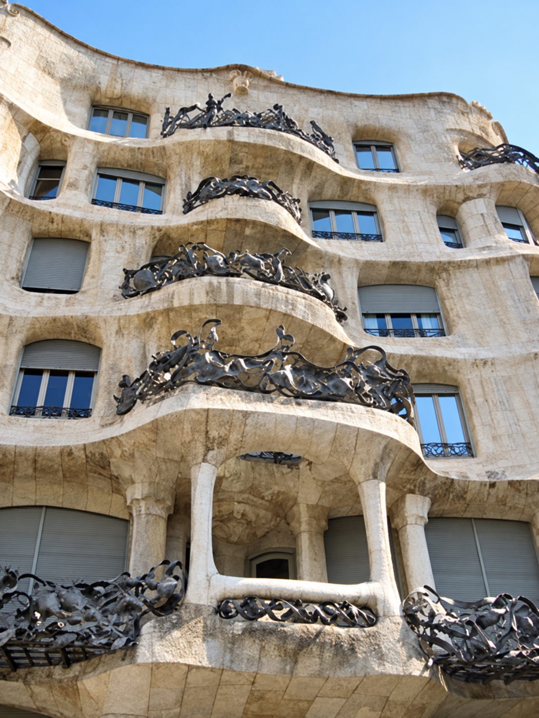 Casa Milà, detta anche La Pedrera, con la sua facciata ondulata in pietra e balconi in ferro
