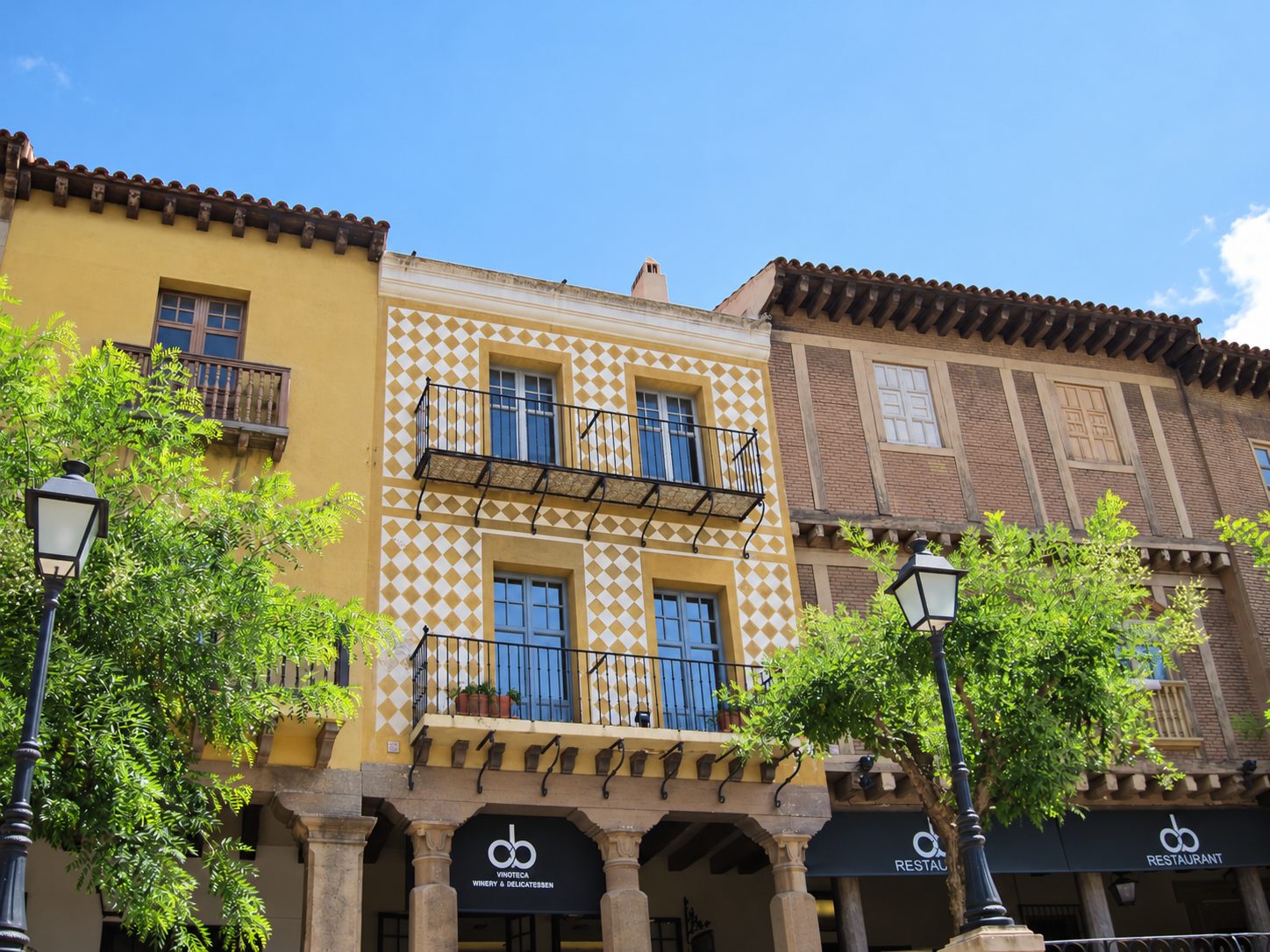 Edifici antichi colorati intorno a una piazza a Barcellona