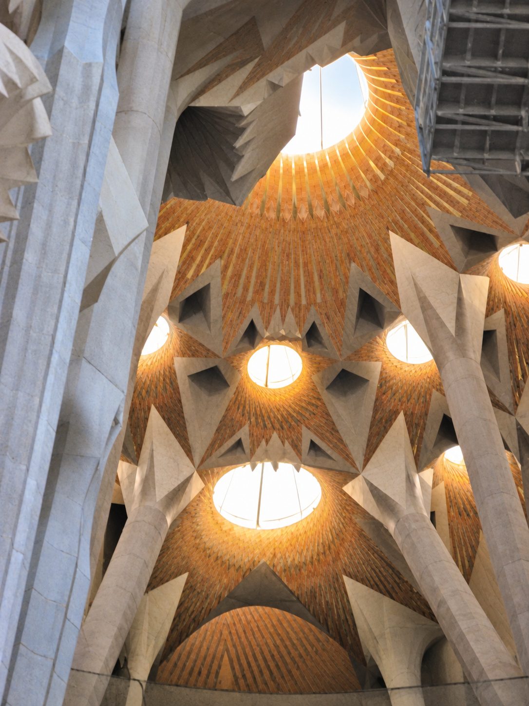 Guardando in su verso il soffitto della Sagrada Família