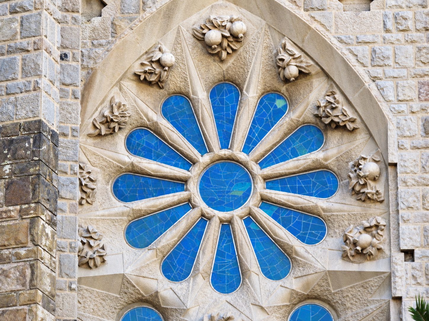 Una finestra rotonda con vetro blu nella Sagrada Família