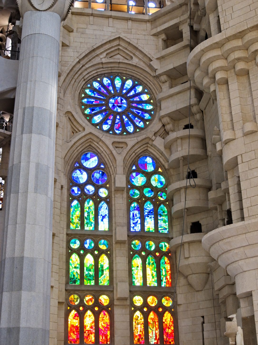 Vetrate colorate all'interno della Sagrada Família