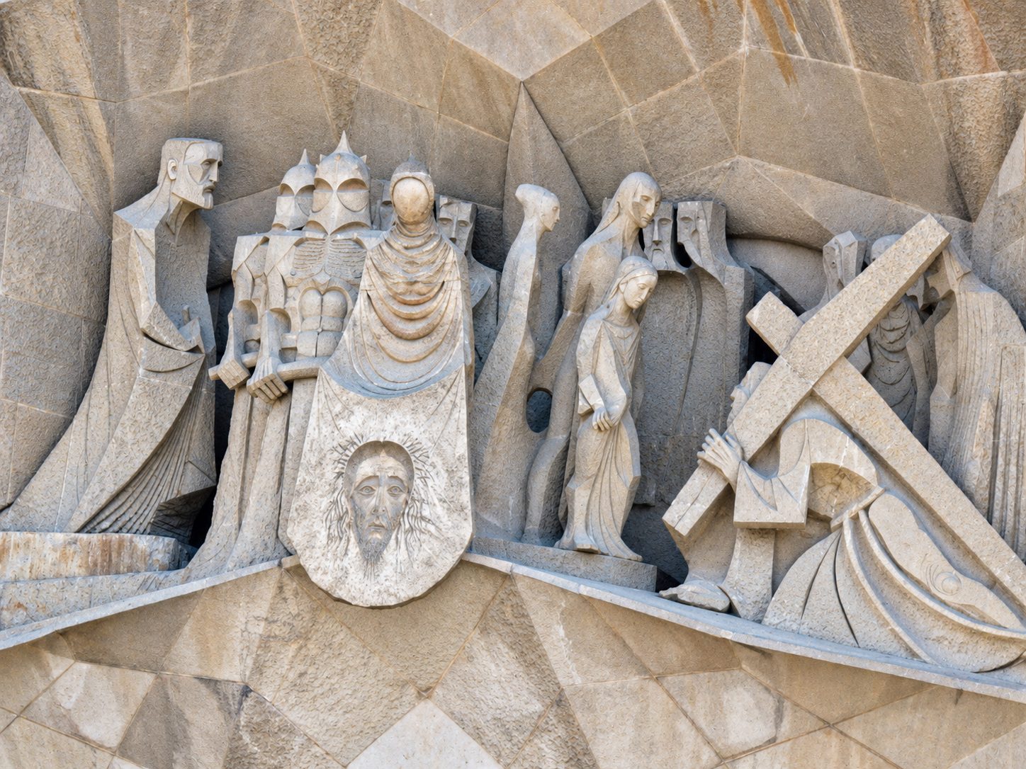 Figure in pietra sulla facciata della Passione della Sagrada Família
