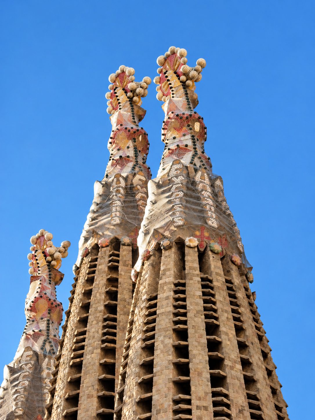 Le torri della Sagrada Família contro un cielo azzurro