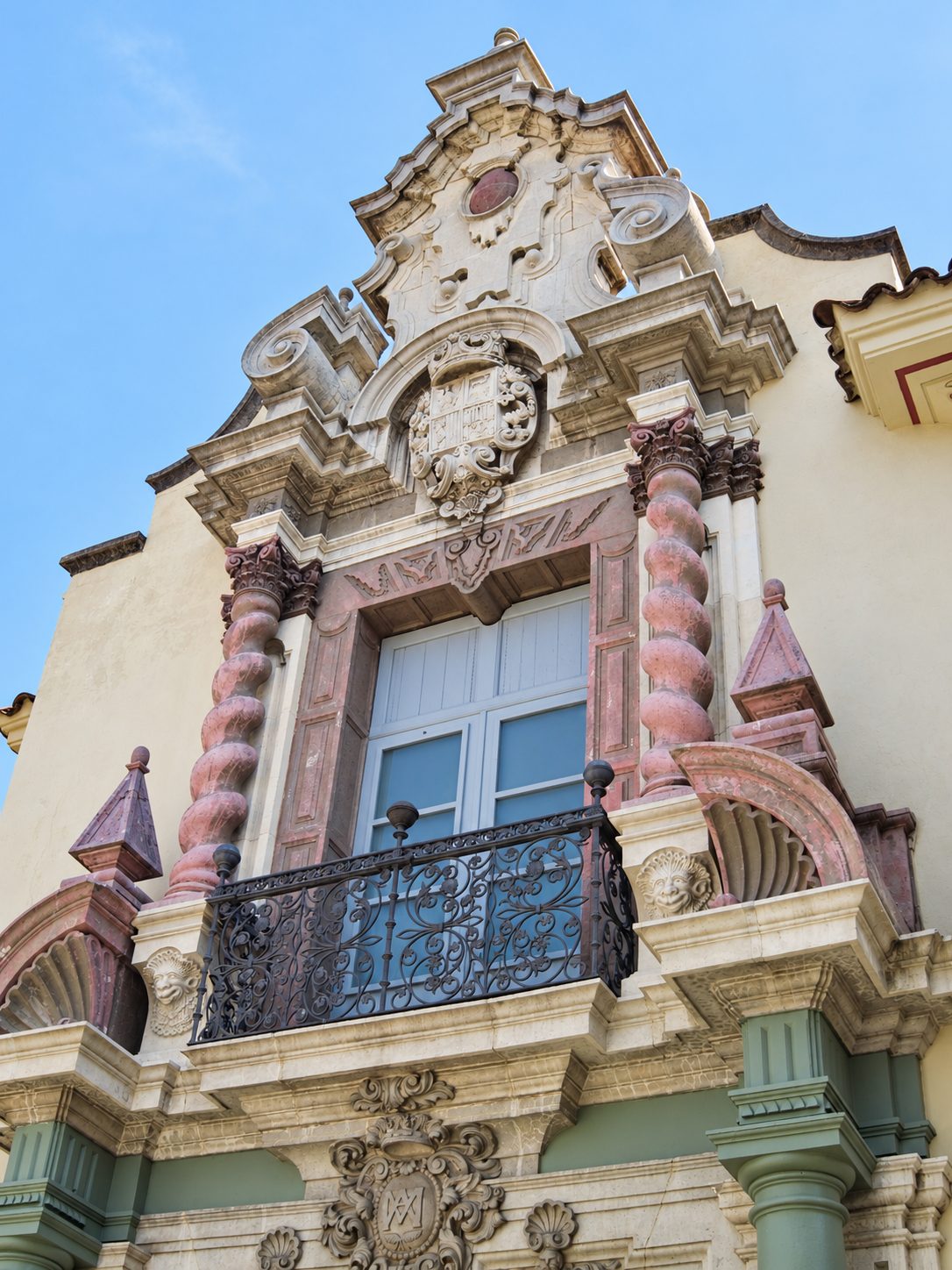 Una finestra scolpita con balcone in ferro a Barcellona