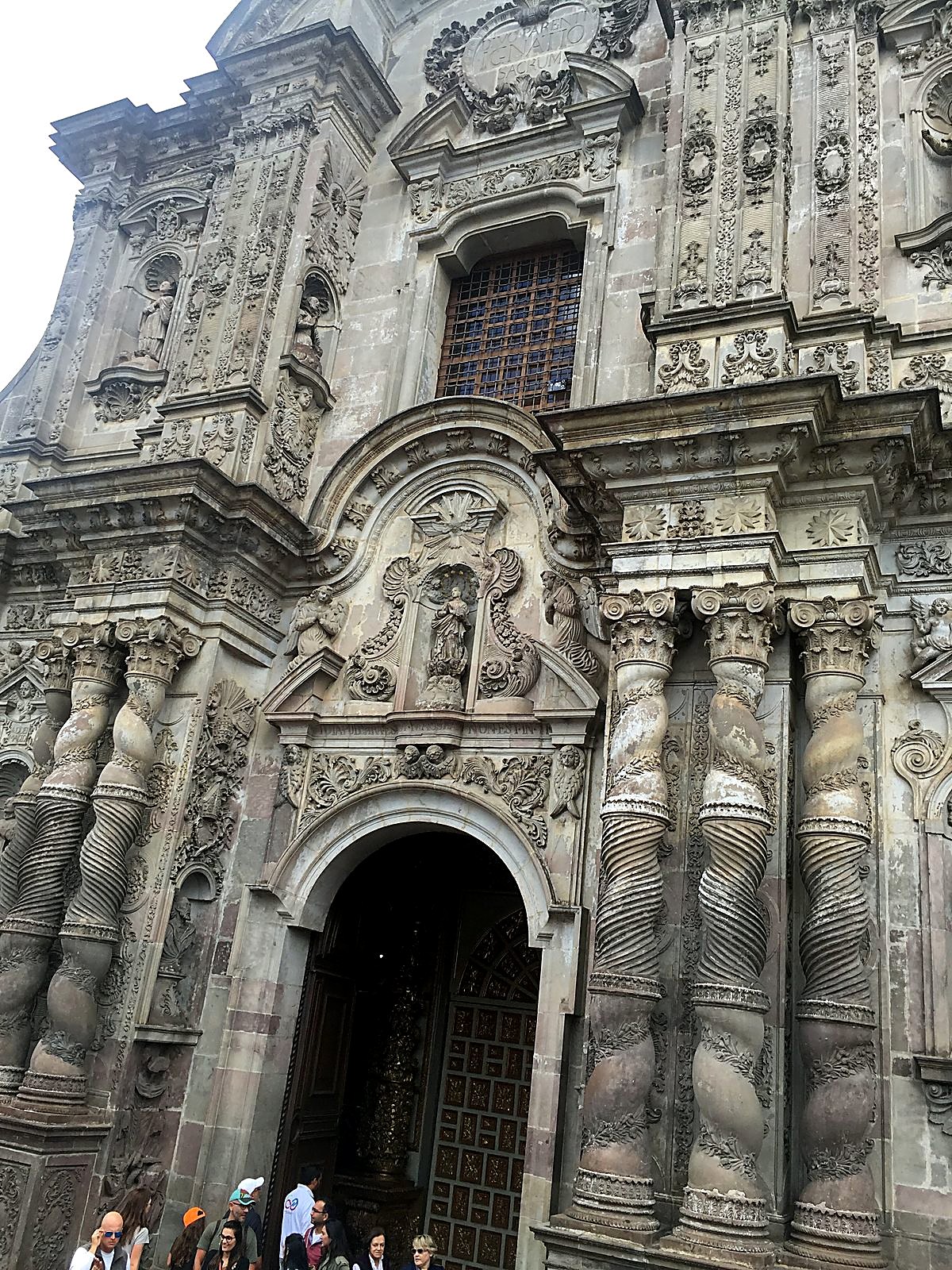 Una facciata di chiesa in pietra scolpita nella vecchia Quito
