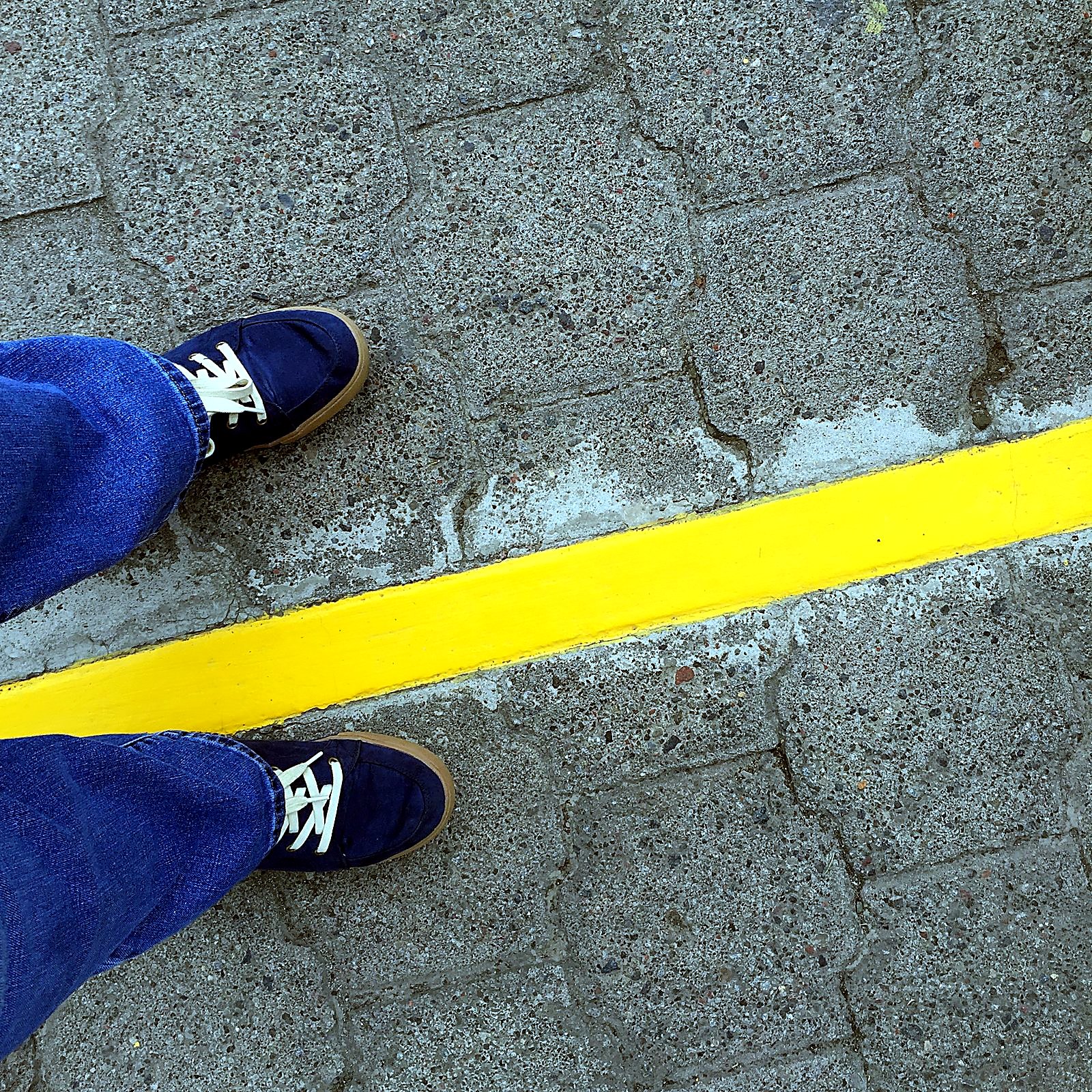 Con un piede da ogni lato della linea dell'equatore