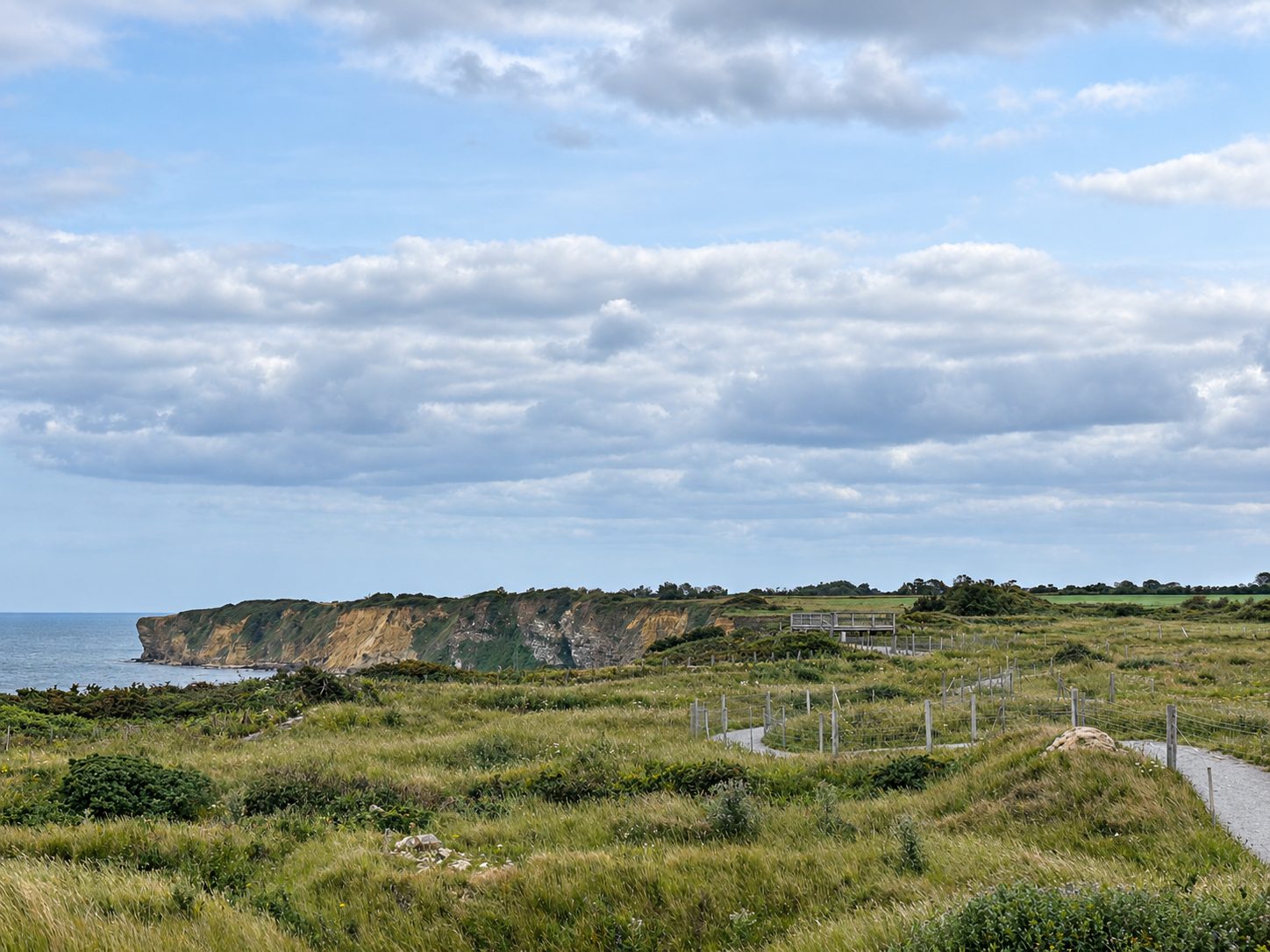 Il campo di battaglia del D-Day, con le scogliere alle spalle