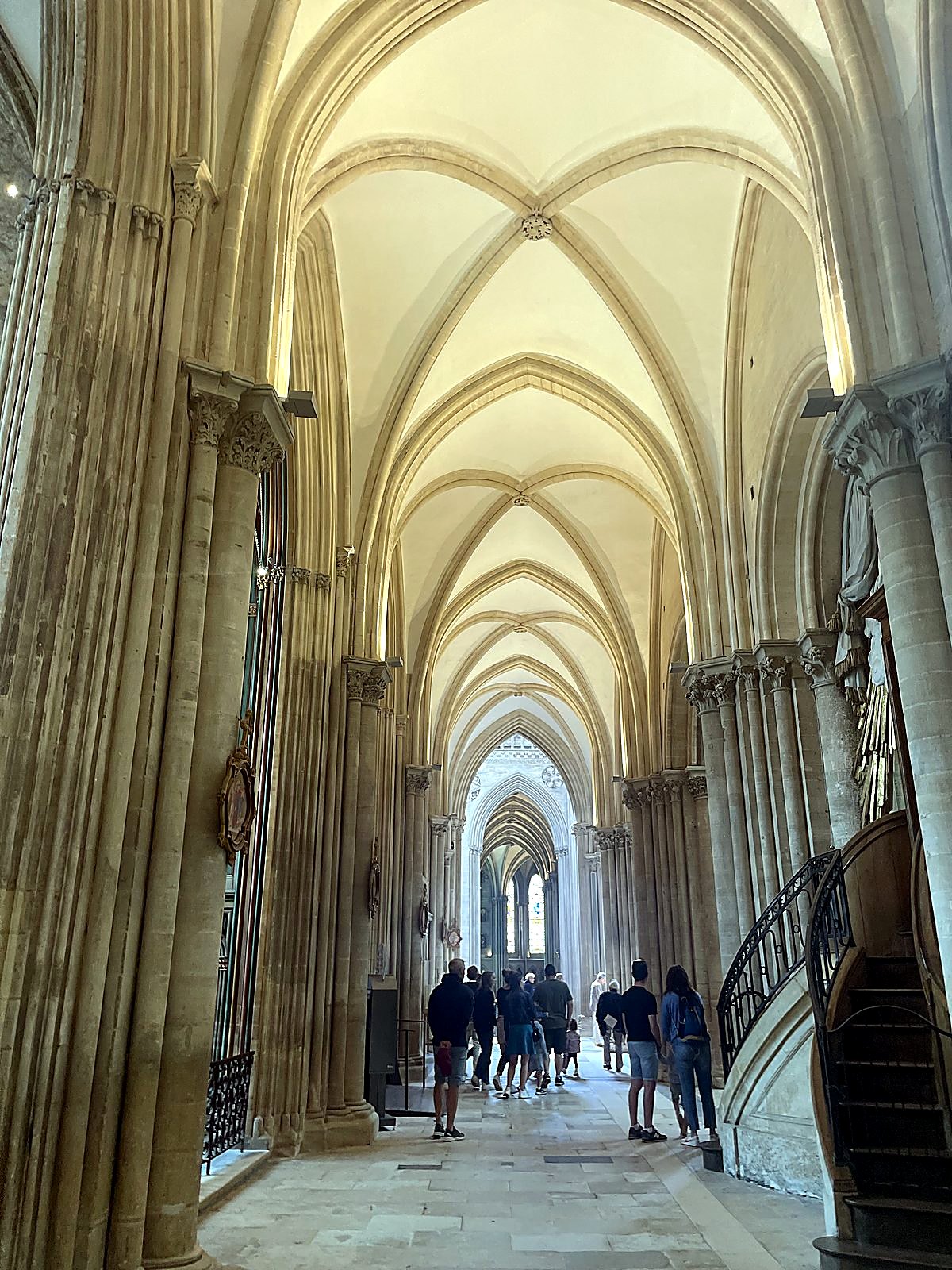Gli alti archi all'interno della Cattedrale di Bayeux