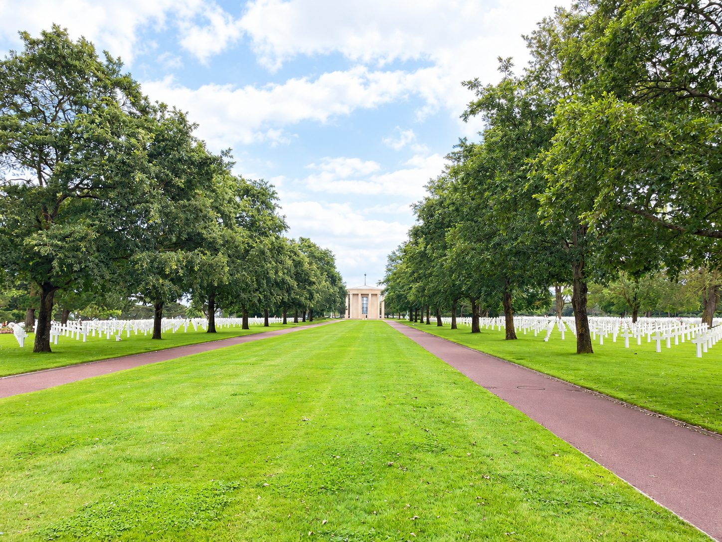 Un viale alberato al Cimitero americano della Normandia