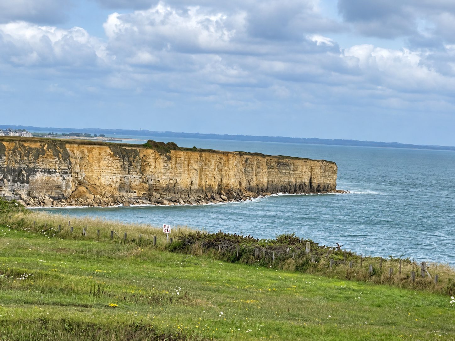 Le scogliere del D-Day sul mare in Normandia
