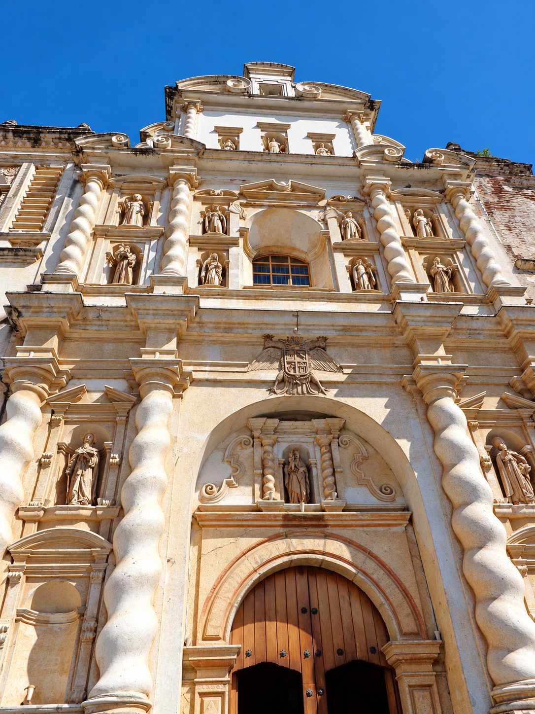 La facciata bianca scolpita della Cattedrale di Antigua Guatemala