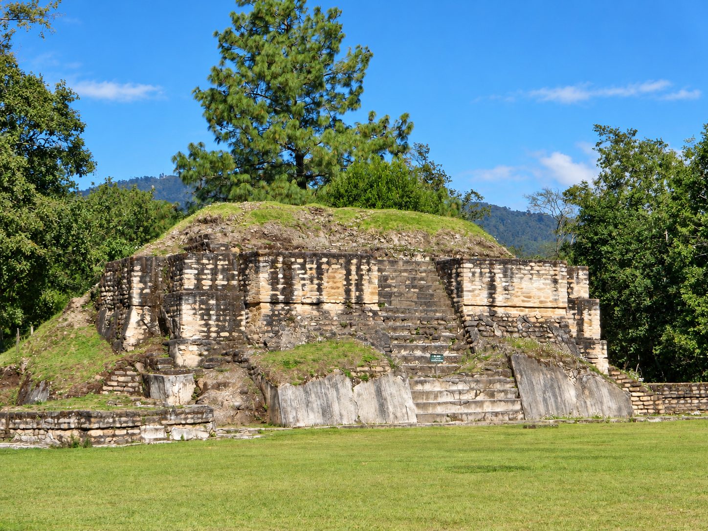 Antiche rovine maya in pietra sul prato verde in Guatemala