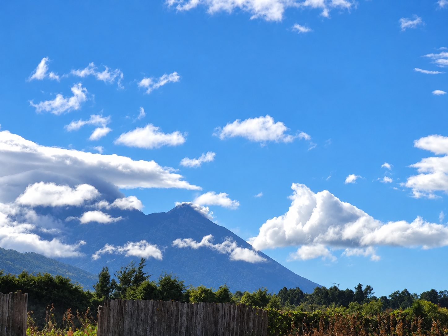Un vulcano sotto nuvole bianche in Guatemala