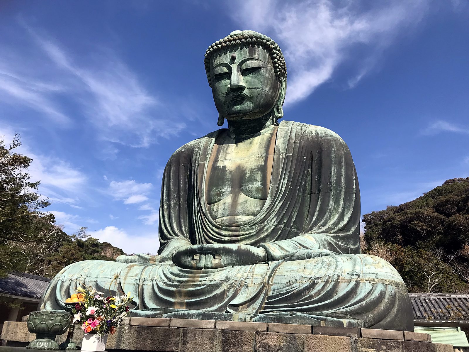 Il Grande Buddha di Kamakura sotto un cielo azzurro