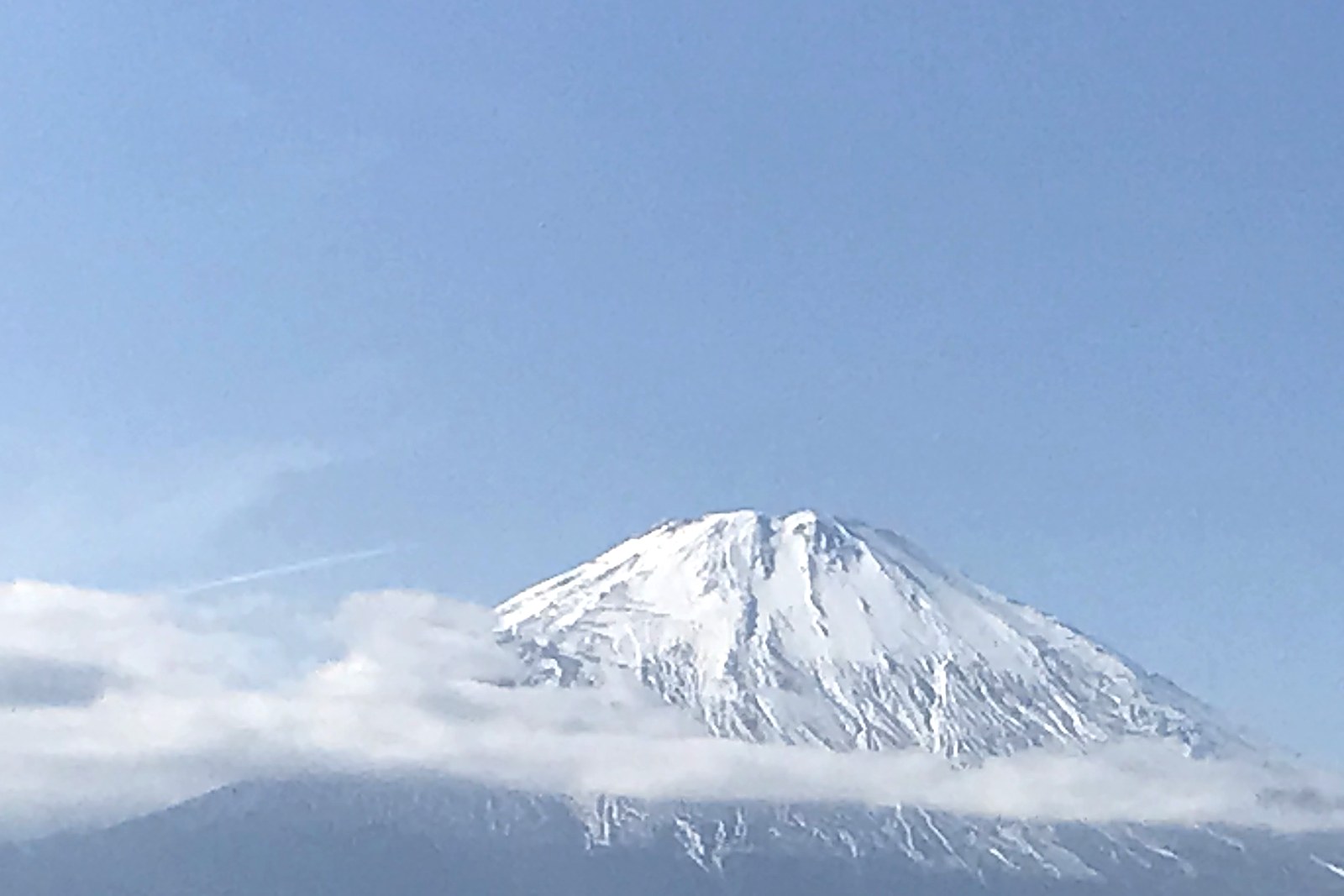 Il Monte Fuji innevato sopra le nuvole