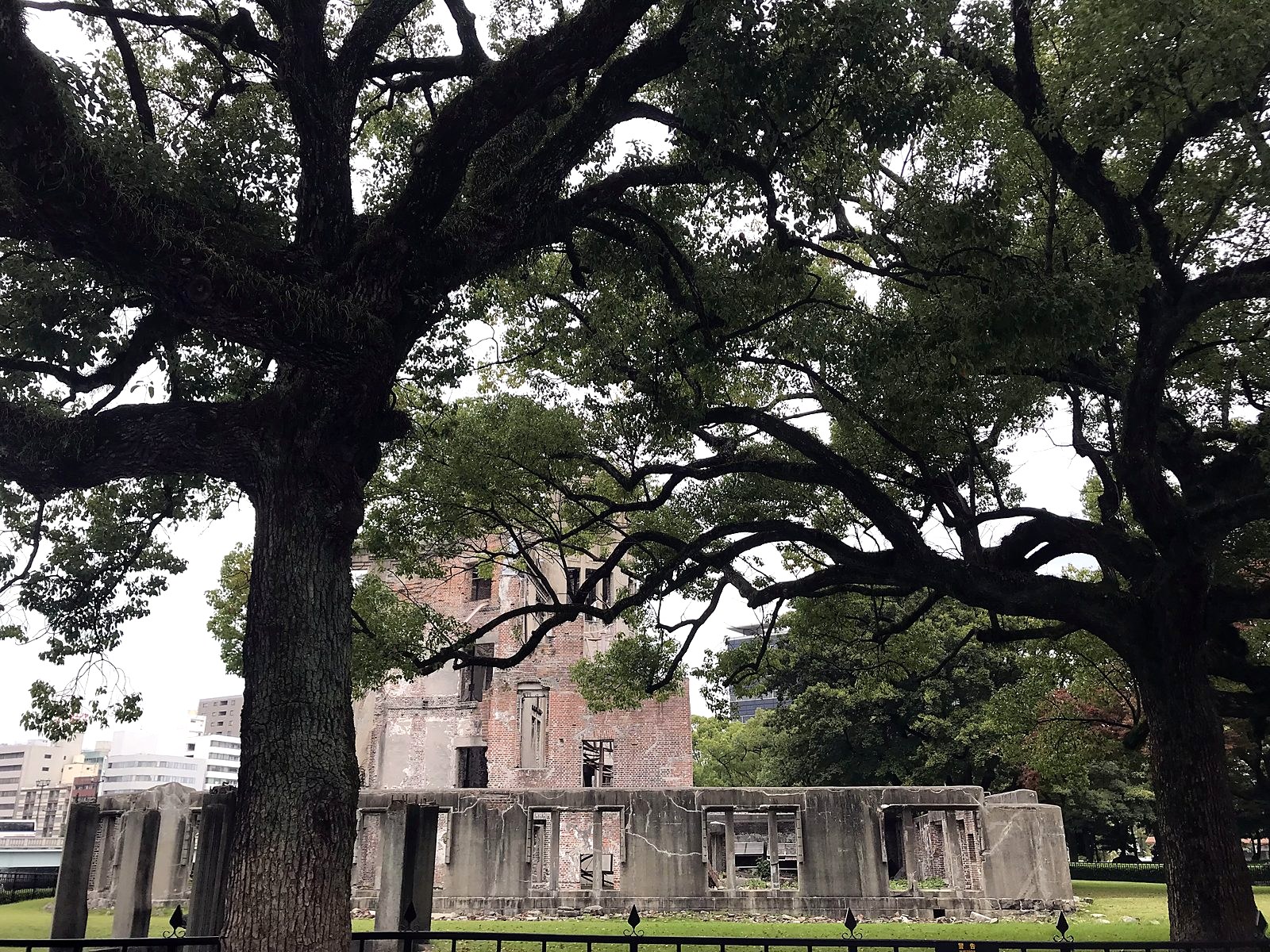 La Cupola della Bomba Atomica vista tra gli alberi a Hiroshima