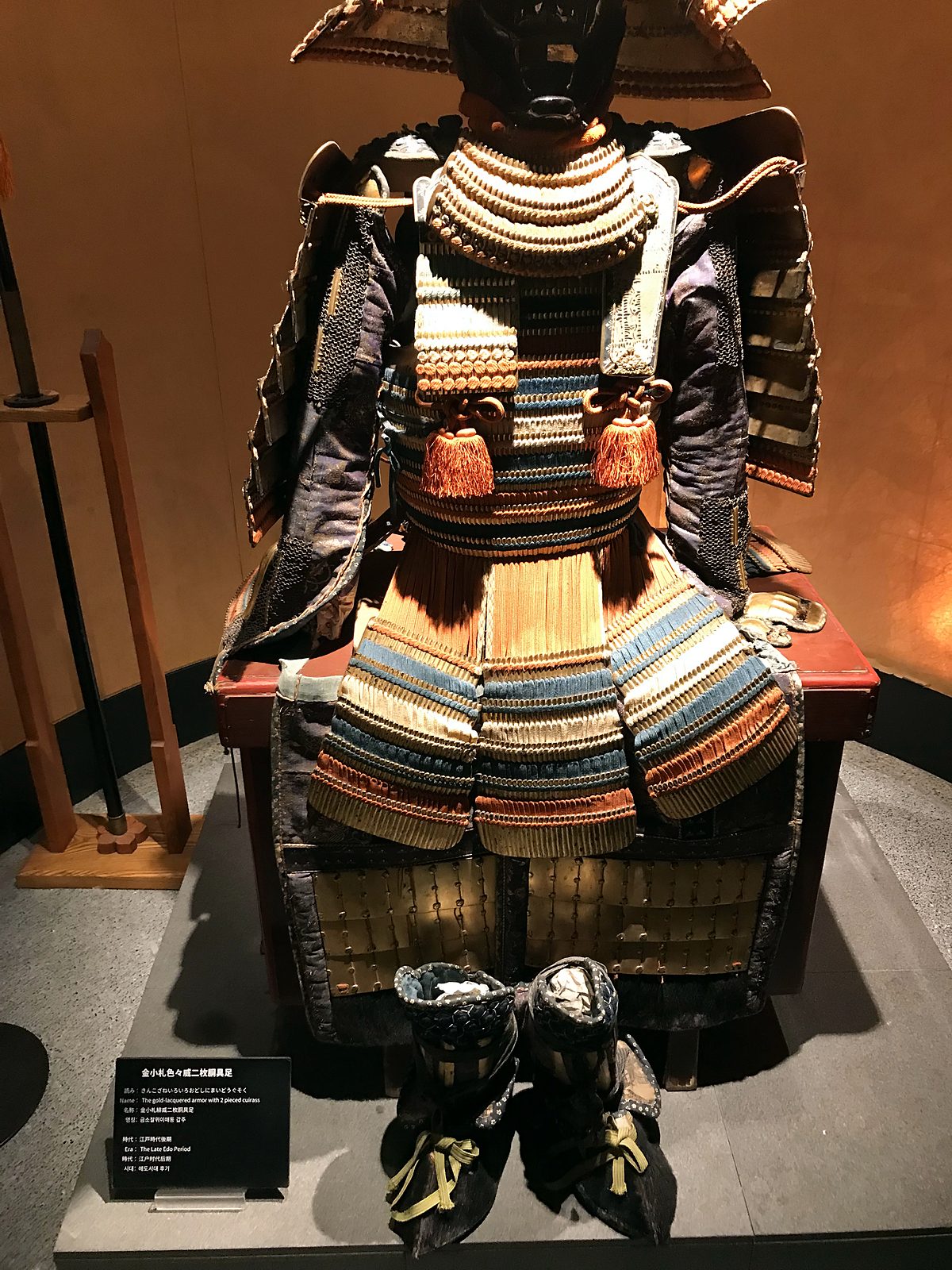 Un'antica armatura da samurai in un museo in Giappone