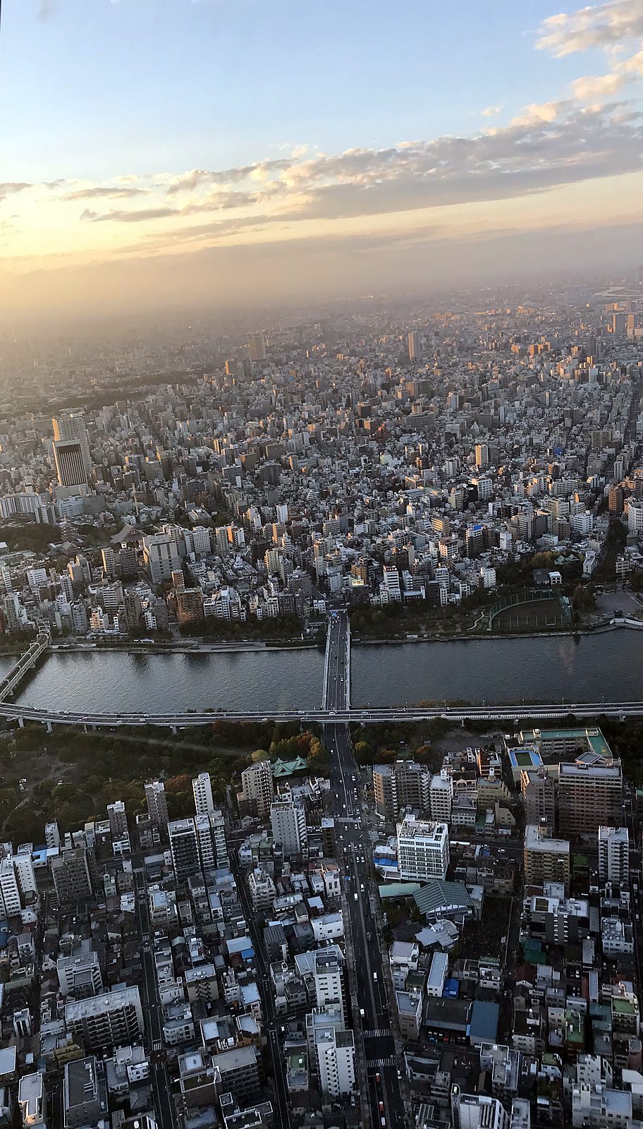 Tokyo e un fiume visti dall'alto al tramonto