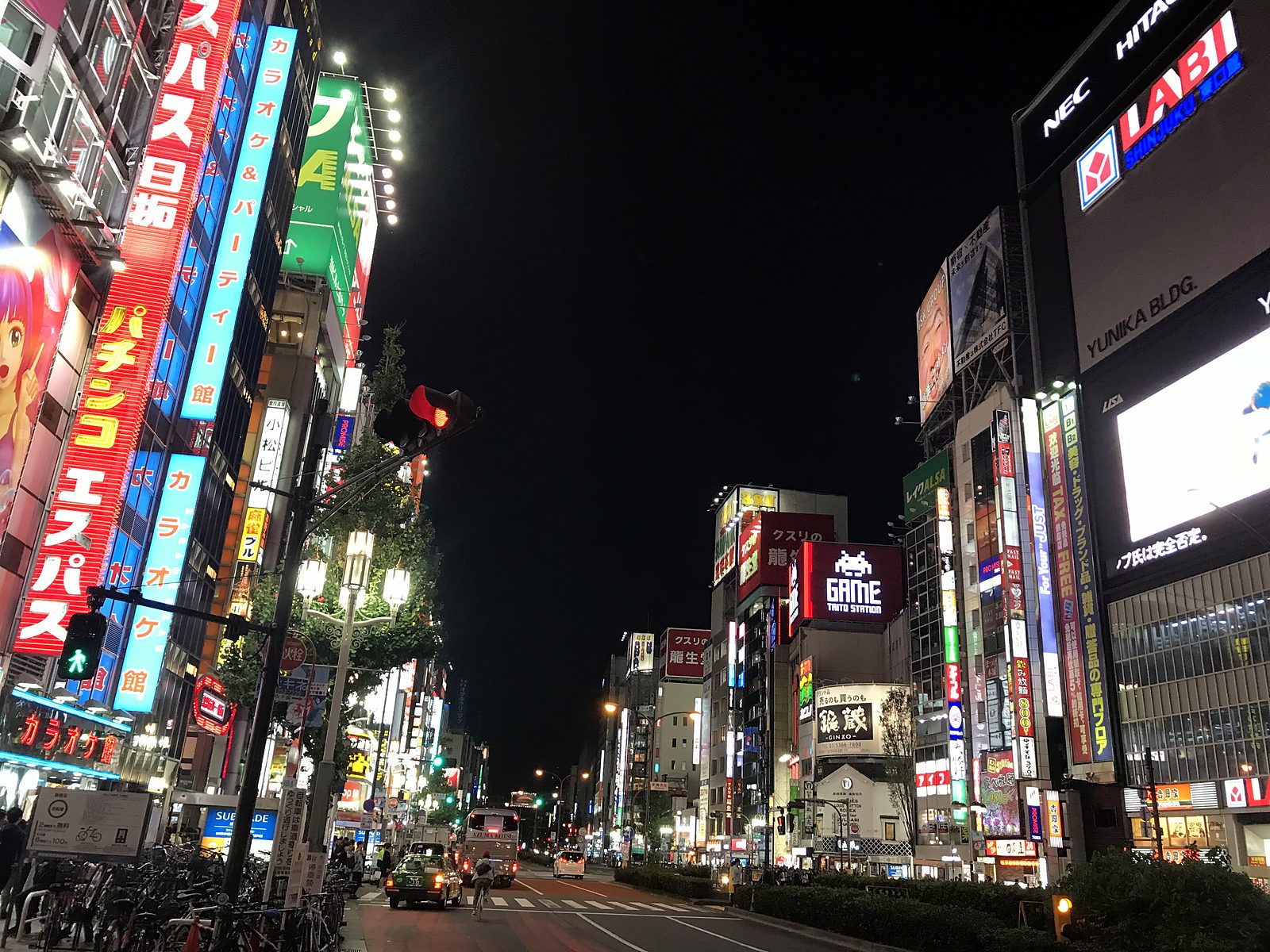 Insegne luminose in una strada di Tokyo di notte