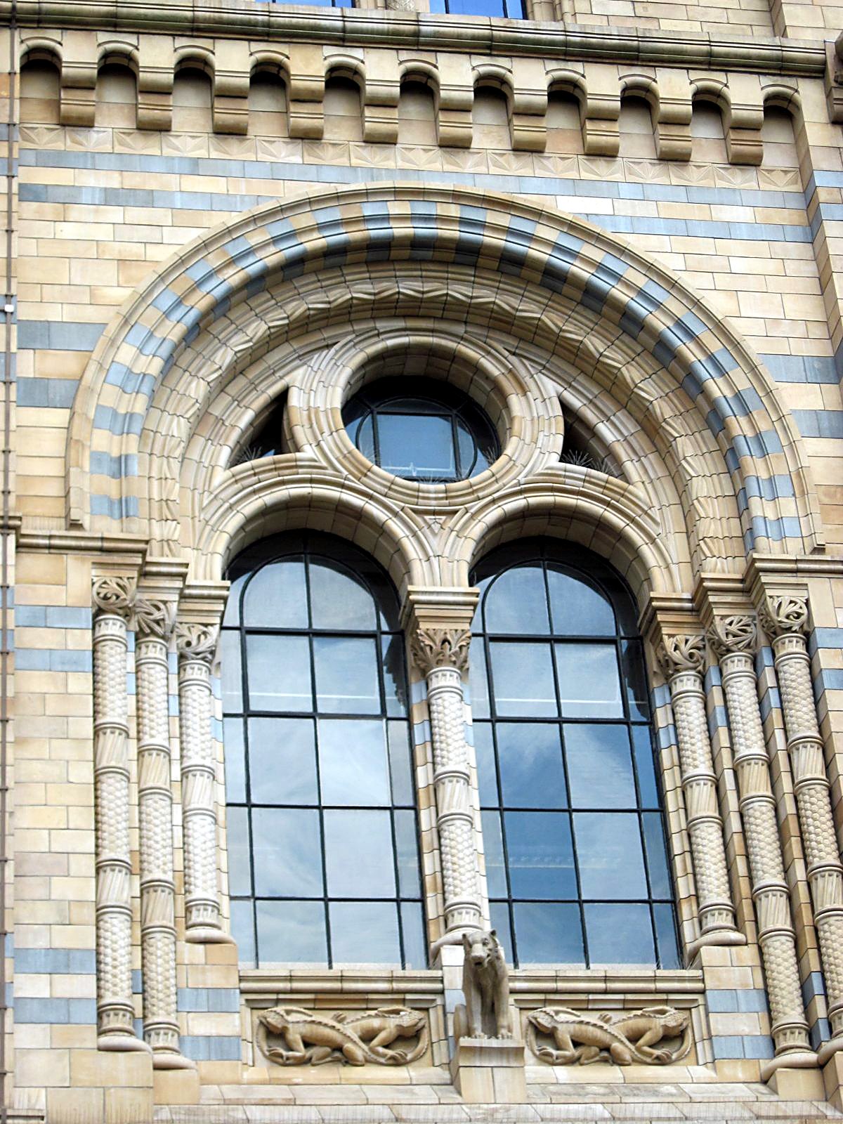 Antiche finestre ad arco a Londra